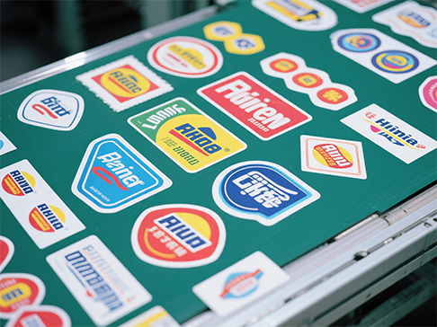 Che tipo di controller laser può essere utilizzato per la fustellatura laser autoadesiva