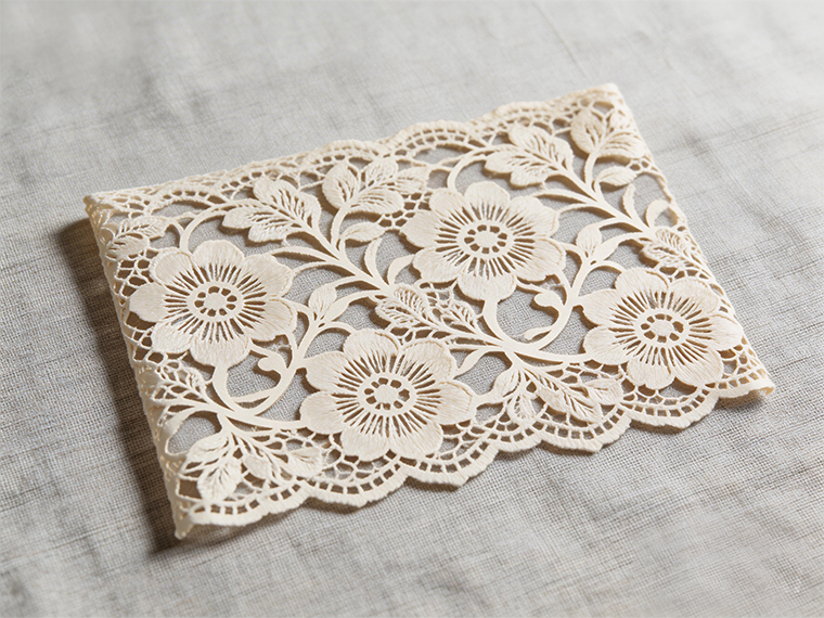 Perché i sistemi di taglio dei tessuti stanno passando ai controller laser multiasse? L'efficienza è fondamentale.